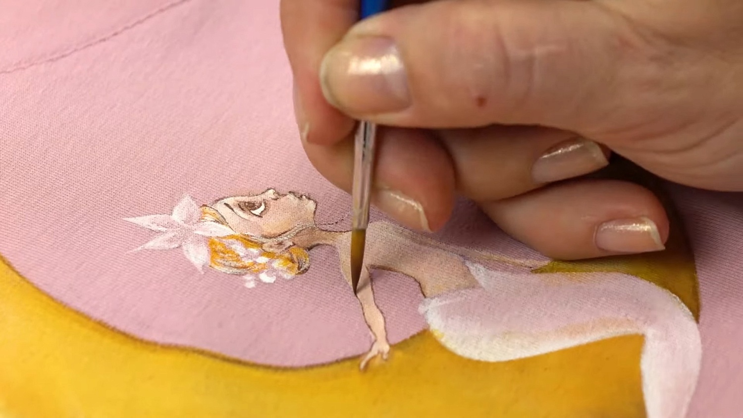 Рисуем русалочку на детской толстовке: рисунок с блёстками на одежде