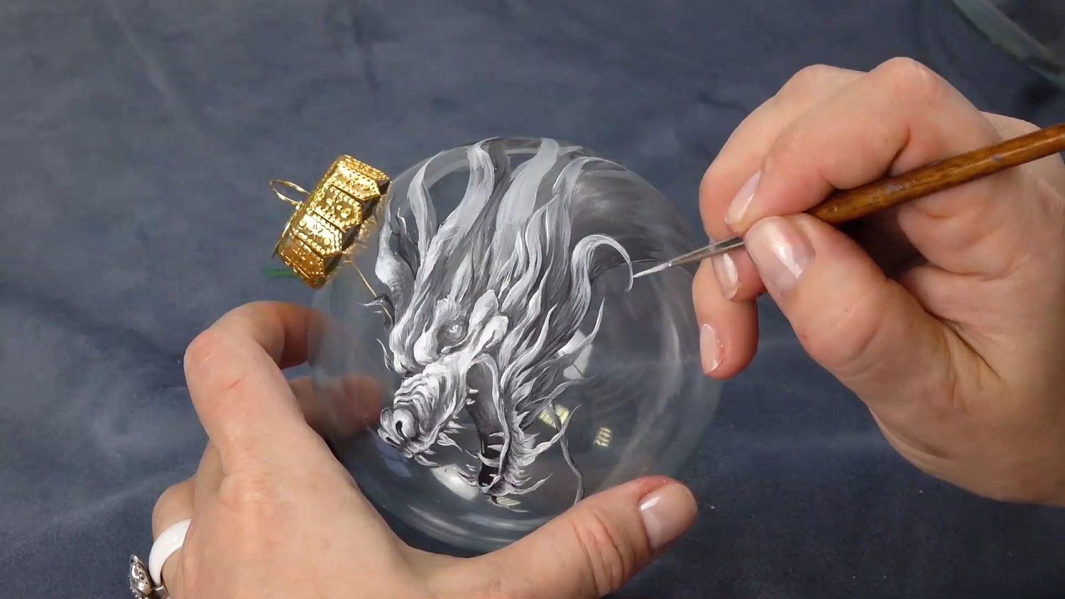 Рисуем дракона: роспись стеклянного шарика. Символ Нового 2024 года своими руками!