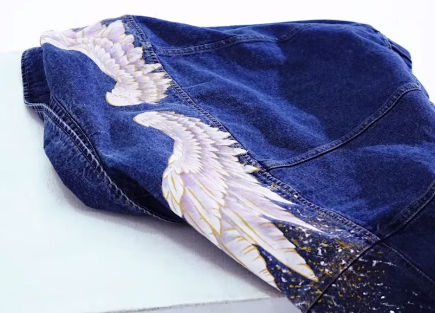Вот твои крылья! Кастомизируем джинсовую куртку: трафаретный рисунок на куртке акриловыми красками