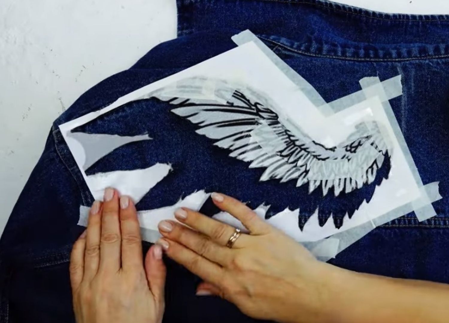 Вот, твои крылья! Кастомизируем джинсовую куртку: трафаретный рисунок на куртке акриловыми красками