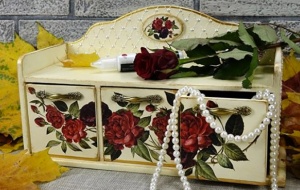 Романтичный декор комода: декупажный коллаж и роспись жемчугом