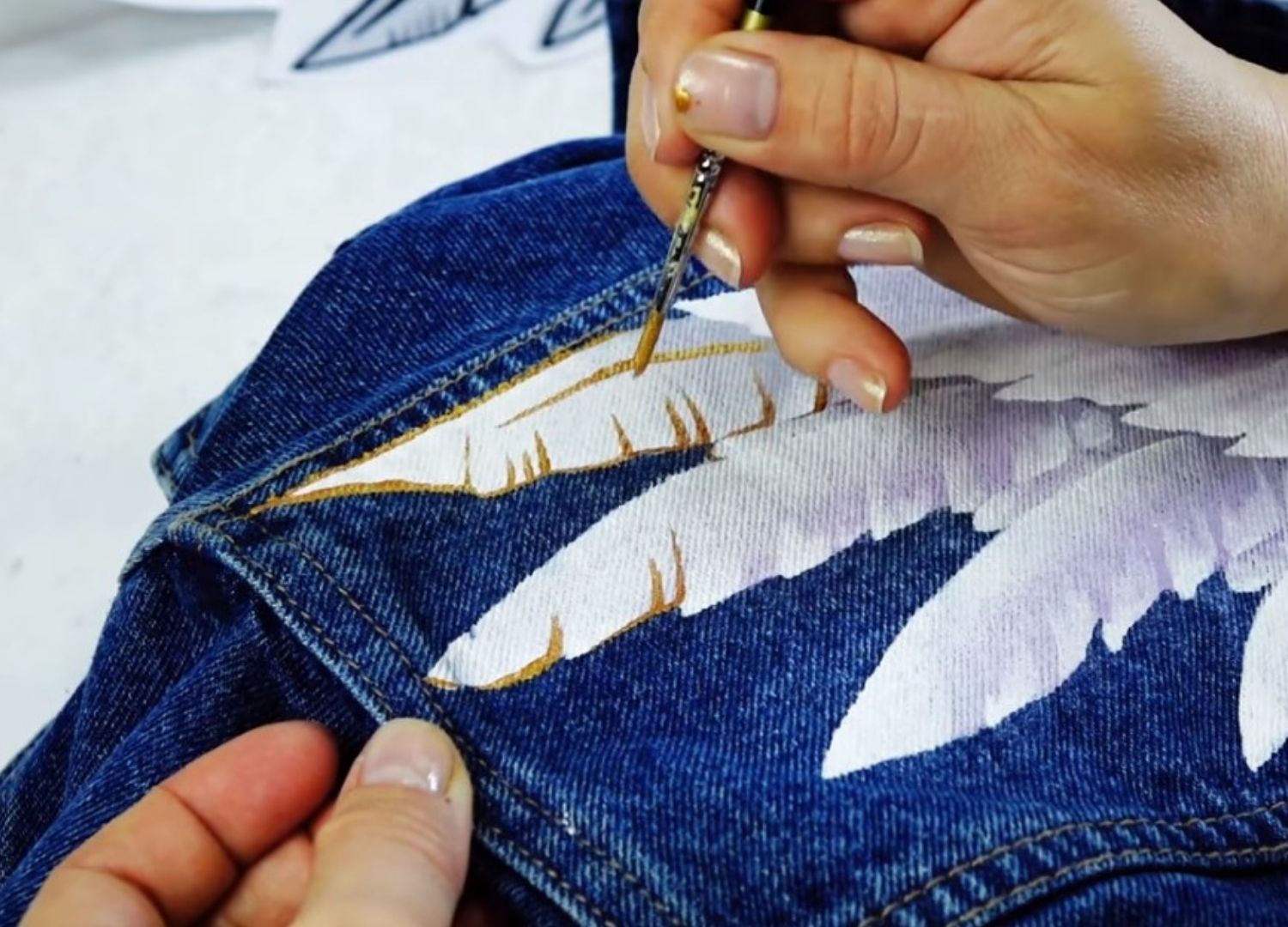Вот твои крылья! Кастомизируем джинсовую куртку: трафаретный рисунок на куртке акриловыми красками
