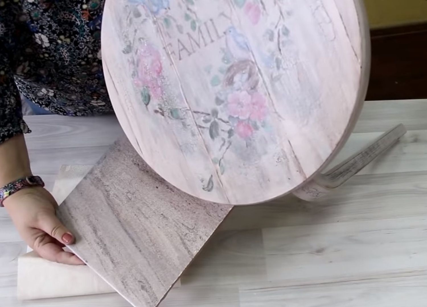 Винтажный декор мебели: как украсить табурет своими руками