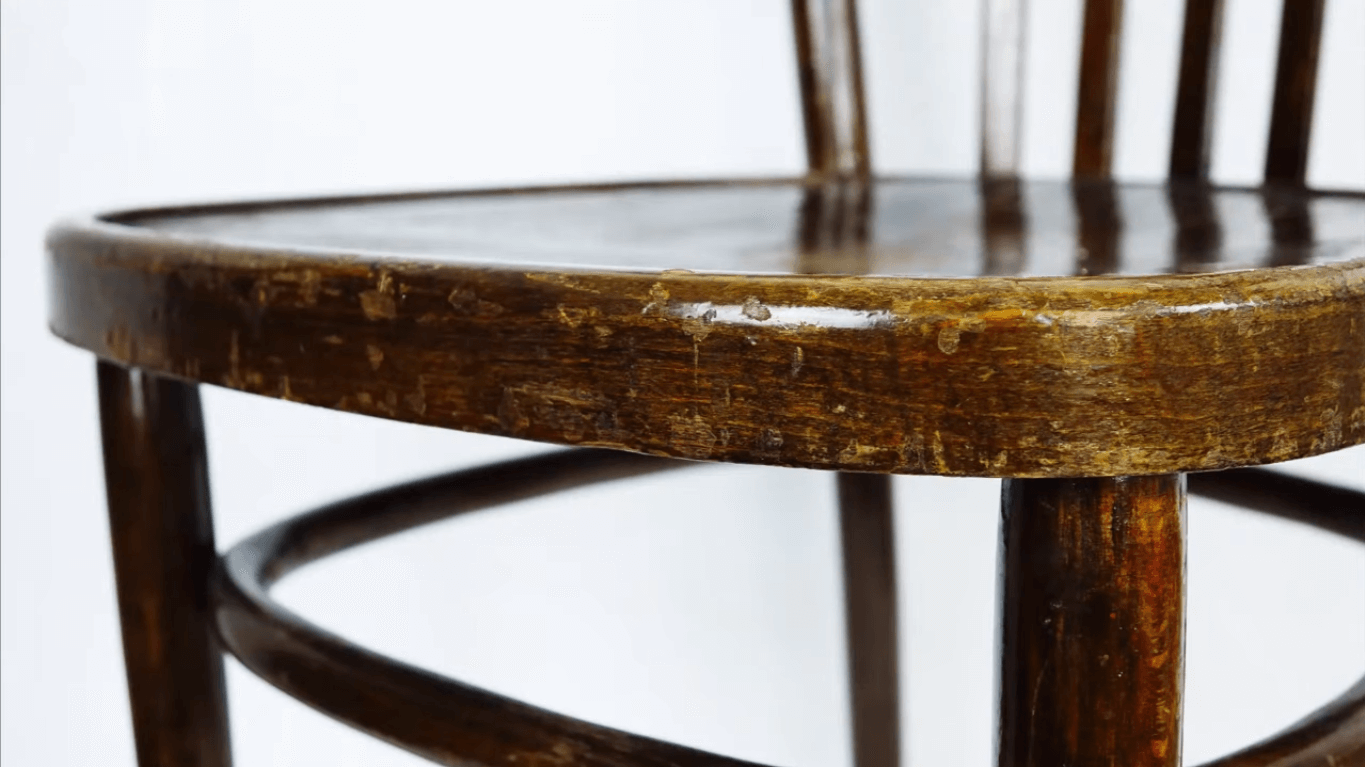Переделка старого стула: окрашивание и золочение поталью
