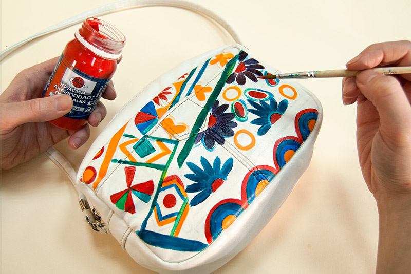 Роспись сумки акриловыми красками в стиле бохо