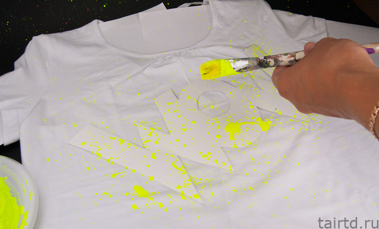 Декор футболки акриловыми флуоресцентными красками