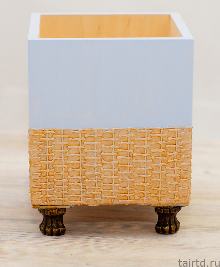 Короб с росписью и имитацией плетёной корзинки