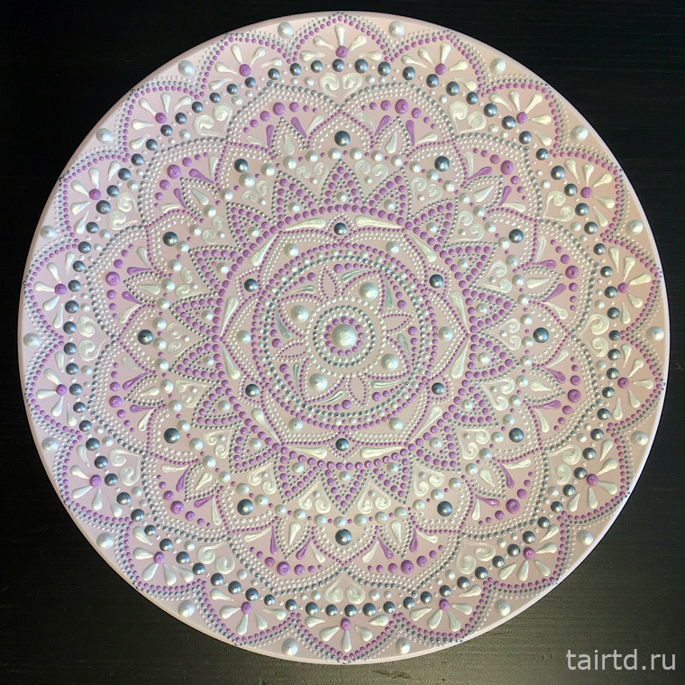 Точечная роспись розовой тарелки