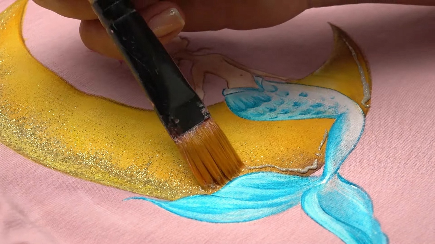 Рисуем русалочку на детской толстовке: рисунок с блёстками на одежде