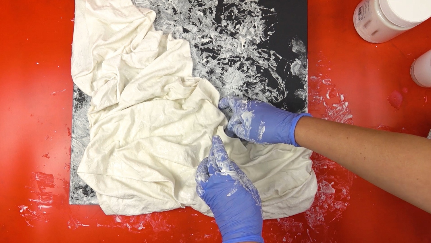 Мятая картина: создаём драпировку на холсте с помощью ткани и рельефной пасты