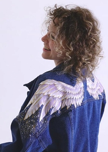 Вот, твои крылья! Кастомизируем джинсовую куртку: трафаретный рисунок на куртке акриловыми красками