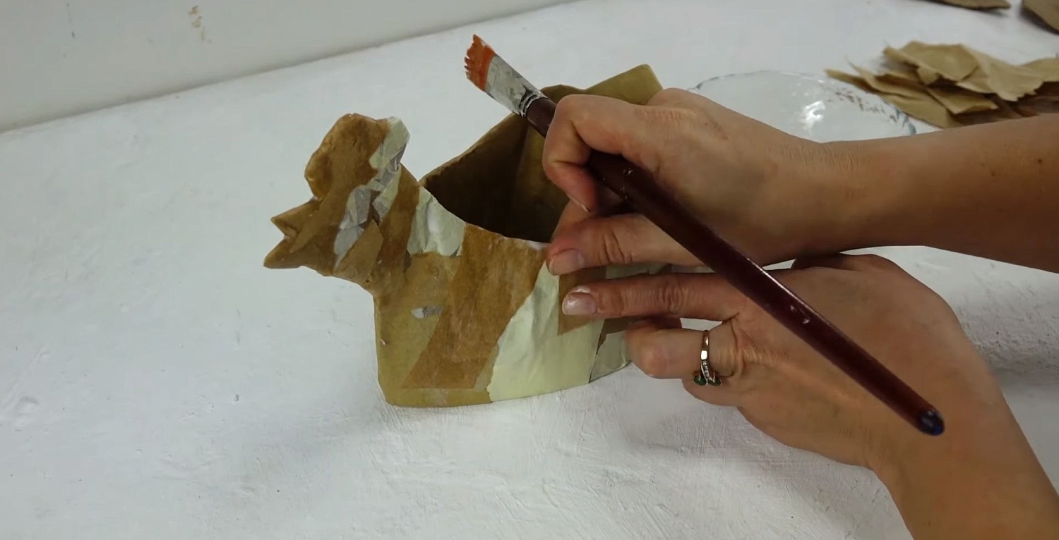 Пасхальный декор: корзинка из папье-маше с жемчужной и контурной росписью